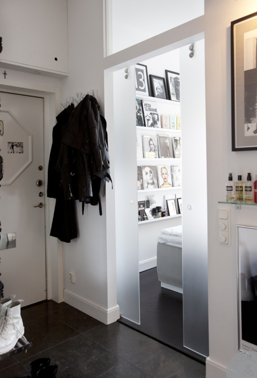 LE FASHION BLOG LOVELY LIFE INTERIOR DESIGN BLOG SWEDISH MALE MODEL Patric Öhlund SWEDISH INTERIOR DESIGN APARTMENT HOME MAGAZINES SHELVES WHITE BLACK CLEAN CLASSIC CANDLES FASHION BOOKS LIVING ROOM BED ROOM BOOK GOLD SKULL ART LEATHER COUCH SOFA NORDIC STYLE INSPIRATION MID CENTURY BLACK LACQUER 3