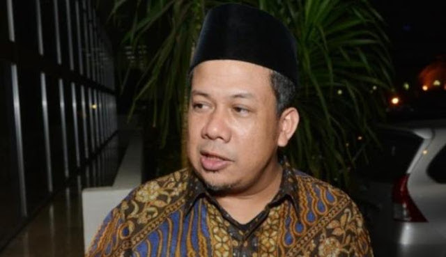 Wakil Ketua DPR Sebut Seharusnya Jokowi Punya Kantor di Tengah Laut HorasSumutNews.com - Berita Jokowi Punya Kantor di Tengah Laut Terkini Terbaru Hari Ini - Wakil Ketua DPR, Fahri Hamzah, kembali mengkritik konsep revolusi mental yang digulirkan Presiden Joko Widodo. Menurutnya, konsep tersebut hanya sekadar judul tapi tidak ada isinya. "Jangan kasih judul, isinya tak ada. Nasional, Berita Seputar DPR RI, Berita Presiden Joko Widodo, 