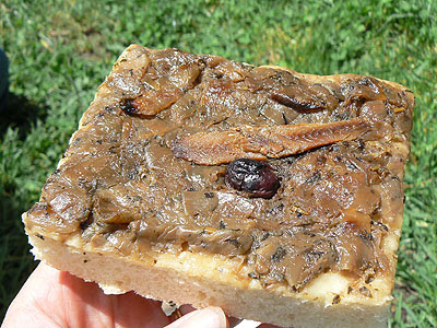 pissaladière dans main.jpg