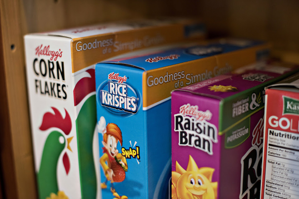Kellogg Co. and other big U.S. food companies are reporting weaker earnings or outlooks as the difficulties of responding to America’s changing tastes hit their pocketbooks and executive suites.  