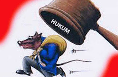 Ambon, Malukupost.com - Kasus dugaan korupsi anggaran kegiatan sosialisasi program kurikulum 2013 (K13) pada Dinas Pendidikan Kabupaten Seram Bagian Barat sampai saat ini masih didalami Tim Penyidik Kejaksaan Tinggi Maluku .Selain merampung berkas dua tersangka yang saat ini dalam tahap penyidikan, penyidik juga tengah mendalami keterlibatan Pelaksana tugas Kadis Pendidikan SBB, Fransiyane Puttileihalat alias Nane. Berdasarkan hasil pemeriksaan saksi-saksi terkait kasus yang telah menjerat dua tersangka, yakni Ledrik Herold Sinanu dan Bonjamina Dorce Puttileihalat alis Lou, Tim Penyidik menemukan adanya pemotongan pembayaran honor kepada fasilitator maupun moderator dalam kegiatan sosialisasi Kurikulum 2013. Bahkan, potongan honor terjadi dalam jumlah yang besar. Misalnya, saksi Djainab Samanery selaku moderator dalam kegiatan itu. Honor yang diterima oleh Samanery hanya sebesar Rp500 ribu. Padahal, dalam laporan pertanggungjawaban yang dibuat, tercantum honor yang dibayar kepada Samanery sebesar Rp12 juta. Ada juga beberapa saksi lain dari LPMP maupun Universitas Pattimura yang berperan sebagai fasilitator dalam kegiatan itu. Mereka hanya menerima honor Rp3,5 juta, sementara dalam laporan pertanggungjawaban, ternyata fasilitator harusnya menerima bayaran honor sebesar Rp32 juta. Selain itu, dalam pemeriksaan juga terungkap adanya kwitansi laporan pertanggungjawaban fiktif yang dibuat. Temuan-temuan itu masih terus didalami penyidik. Berdasarkan informasi yang berhasil dihimpun media ini dari sumber terpercaya di Kejati Maluku menyebutkan, dari hasil pemeriksaan, ada dugaan yang mengarah pada keterlibatan adik kandung Bupati SBB, Fransyane Puttileihalat alias Nane. Dia dikabarkan turut bertanggungjawab dibalik kerugian negara dalam kegiatan tersebut. "Dari proses pemeriksaan yang dilakukan itu, baik pemeriksaan saksi-saksi maupun tersangka ada bukti yang mengarah pada keterlibatan Nane (nama panggilan Fransyane)," ungkap sumber media ini yang enggan namanya disebutkan, Rabu (7/9). Meski begitu, sumber enggan berkomentar soal bukti apa yang telah dikantongi penyidik terkait dugaan keterlibatan Nane. Namun yang pasti, penyidik akan melakukan pemeriksaan terhadap Nane untuk memastikan adanya dugaan tersebut. "Jika terbukti benar apa penyidik temui dari hasil pemeriksaan sebelumnya, kemudian jika Nane diperiksa dan ternyata apa yang penyidik peroleh itu benar maka akan ditindaklanjuti," tegas sumber. Lebih lanjut dijelaskan, dugaan keterlibatan Nane dalam kegiatan sosialisasi kurikulum 2013 di dinas setempat, seputar pembayaran honor kepada pihak-pihak yang berpartisipasi dalam kegiatan itu. Karena, saat kegiatan ini berlangsung, tersangka tidak mungkin mengambil kebijakan pemotongan anggaran tersebut sendirian, tanpa berkoordinasi dengan Nane yang saat itu menjabat sebagai Kepala Bidang Pendidikan Dasar Disdik SBB. Sementara itu, Kasi Penkum dan Humas Kejati Maluku, Samy Sapulette ketika dikonfirmasi soal agenda pemeriksaan terhadap Nane, mengatakan, yang bersangkutan akan diperiksa dalam pekan ini guna melengkapi berkas tersangka Lou. "Nane telah diagendakan untuk di periksa dalam kapasitas sebagai saksi untuk melengkapi berkas Lou. Soal jadwalnya hari apa, saya belum diinformasikan oleh penyidik," ujarnya. Menyoal informasi adanya dugaan keterlibatan Nane, Samy berkomentar. Dia katakan itu sudah masuk dalam materi perkara. Akan tetapi, pada prinsipnya kasus ini masih berjalan ditahap penyidikan, sehingga masih dalam proses pendalaman. "Kalau ada temuan atau apa, tetap akan ditindaklanjuti. Yang pasti prosesnya terus berjalan dan wartawan bisa ikuti setiap perkembangannya," tandas Samy. Sekedar diketahui, dalam kasus dana pendidikan di Dinas Pendidikan SBB, Penyidik Kejati Maluku telah mengusut empat kegiatan, yaitu pembinaan kelompok kerja guru/musyawarah guru pelajaran, kegiatan mutu dan kualitas program pendidikan dan pelatihan bagi pendidik dan tenaga kependi¬dikan, sosialisasi kurikulum 2013, dan training of trainers guru dan pengawas untuk kurikulum tahun 2013. Dana yang dialokasikan untuk empat kegiatan ini sebesar Rp49.026.487.040, bersumber dari APBN. Berdasarkan hasil pemeriksaan BPK, dari total dana Rp49.026.487.040 itu, ternyata realisasinya hanya Rp47.552.395.757. Sisanya sebesar Rp2.893.016.000 tidak bisa dipertanggungjawabkan oleh Fransyane Puttileihalat alias Nane yang saat itu menjabat Kabid Dikdas Disdik SBB Kabupaten SBB; PPTK Ledrik Herold Sinanu serta Bendahara Kegiatan, Maria Manuputty. Dana sebesar Rp2.893.016.000 yang tidak bisa dipertanggungjawabkan itu dengan rincian, pembinaan kelompok kerja guru/musyawarah guru pelajaran sebesar Rp754.780.000, kegiatan mutu dan kualitas program pendidikan dan pelatihan bagi pendidik dan tenaga kependidikan Rp. 597.290.000, sosialisasi kurikulum 2013 sebesar Rp925.300.000 dan training of trainers guru dan pengawas untuk kurikulum tahun 2013 sebesar Rp615.646.000. (MP-10)