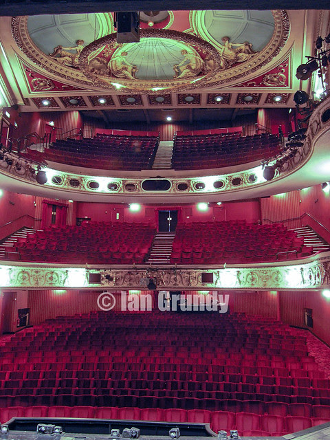 queens theatre london
