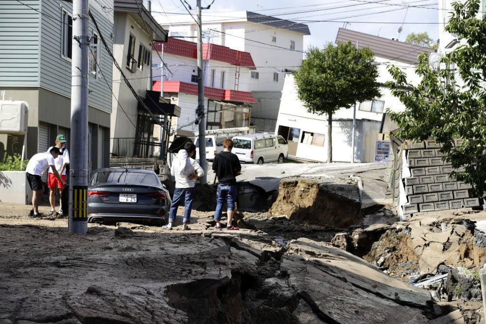 北海道6 7級地震引發山體滑坡 航拍顯示山體房屋道路損毀嚴重 Ifuun