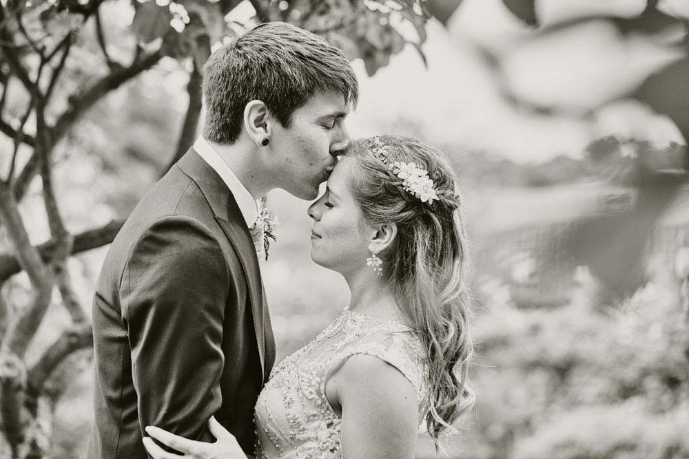 Groom kisses bride on forehead - www.helloromance.co.uk