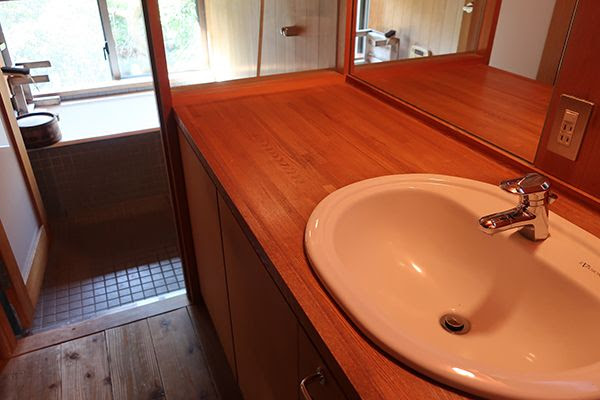 木を使った洗面台 Ura 地域主義建築家連合