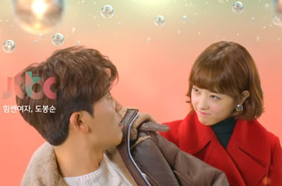Di Teaser 'Strong Woman' Park Bo Young Paksa Hyungsik Ucapkan Selamat Natal HorasSumutNews.com - Berita Terkini Terbaru Hari Ini -"Strong Woman Do Bong Soon" memang belum memastikan kapan akan mulai ditayangkan. Meski begitu, Park Bo Young dan Hyungsik ZE:A sudah kompak menyapa para calon penonton setianya. 