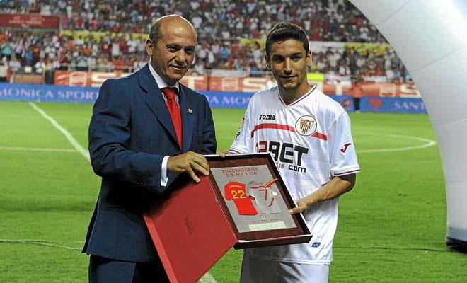 Jesús Navas fue el único campeón del Mundo de la cita sudafricana que estuvo presente en el Pizjuan y el club se lo agradeció con un homenaje.