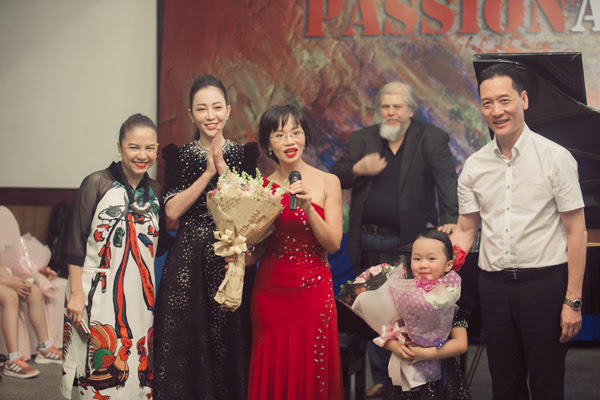 con-nha-linh-nga-hong-nhung-lan-dau-bieu-dien-piano-7