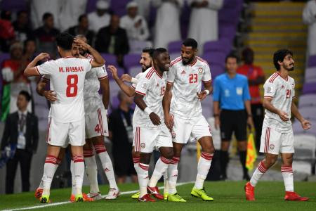 サッカー ｕａｅ１位で決勝ｔへ アジア杯 タイなど突破 得点を喜ぶアラブ首長国連邦の選手たち １４日 アルアイン ゲッティ 共同 四国新聞社