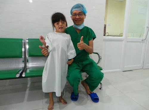 Bác sĩ Xuân Anh và bé Minh Anh sẵn sàng "bước vào cuộc chiến". Ảnh: B.V
