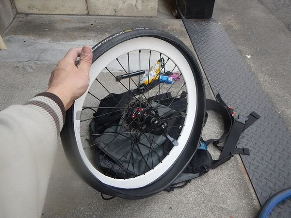 ミニベロのタイヤ交換 12枚の写真で解説 外し方が分からないあなたへ ミニベロカスタム入門 0キロツーリングの道