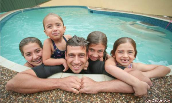  Tiến sĩ Justin Coulson và 4 trong số 6 đứa con của mình. Ảnh: Illawarra Mercury. 