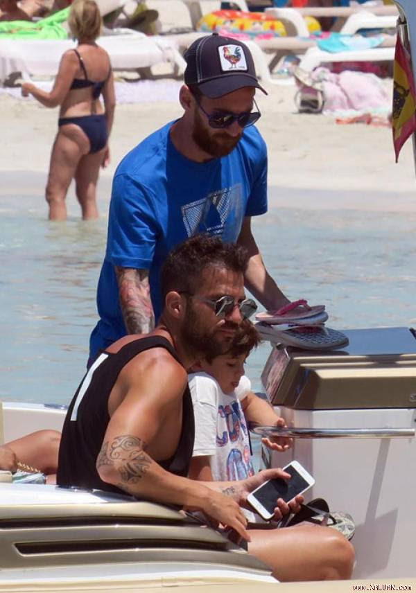 Gia đình Messi và Fabregas tiếp tục kỳ nghỉ hè khi cùng đi trên một chiếc thuyền nhỏ ra đảo. Vài ngày trước, hai nhà cùng với vợ chồng Suarez nghỉ mát ở Ibiza.
