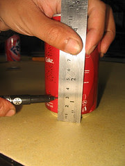 Mengukur dimensi kaleng sekitar 25 - 30 mm