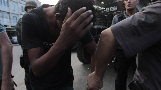 O adolescente que confessou a morte deixa a Favela Baixa do Sapateiro