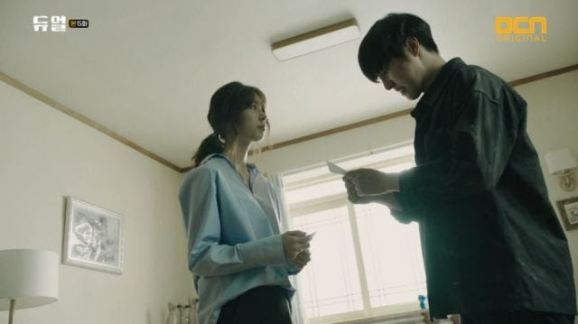 Mi-rae showing Seong-joon the photo of the doctor