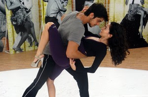 Rodrigo Simas e Claudia Ohana mostram pose da dança (Foto: Domingão do Faustão/TV Globo)
