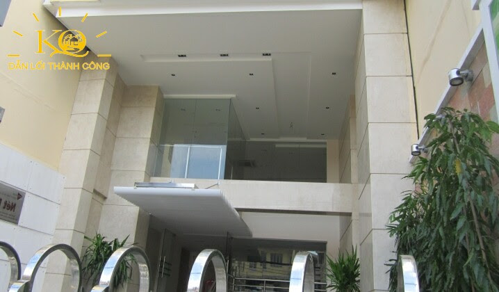Phía trước toà nhà