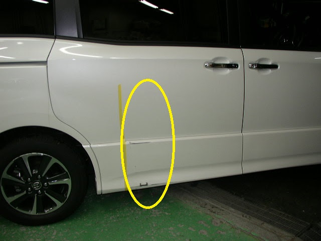 トヨタ ヴォクシー ポールにぶつけた右スライドドアの板金修理 東京都 青梅市 車の板金塗装 キズ ヘコミ 事故車修理の新生自動車 東京青梅市