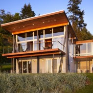 Мини дом на склоне берега озера фасад фото с сайта http://www.ecotectura.ru/ строительство и архитектура коттеджей.