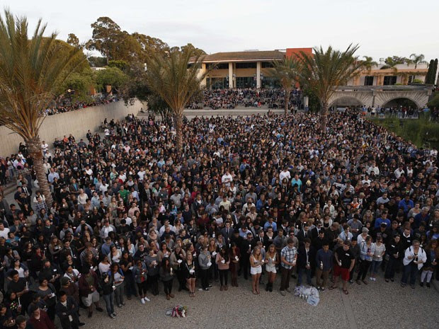 Estudantes participam de vigília neste sábado (24)  (Foto: Reuters/Jonathan Alcorn)