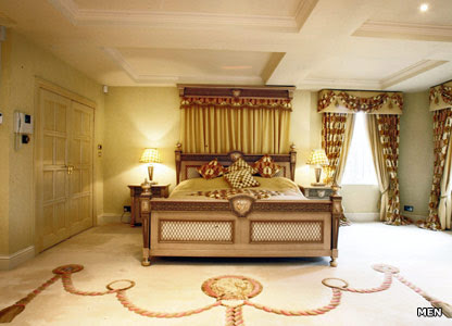 Bedroom on Versace Again Rules The Roost In The Master Bedroom  The Couple Also