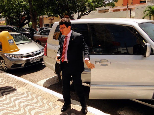 Edivan Martins, presidente da CMN, chegando para dar posse a Paulinho Freire (Foto: Ricardo Araújo/G1)