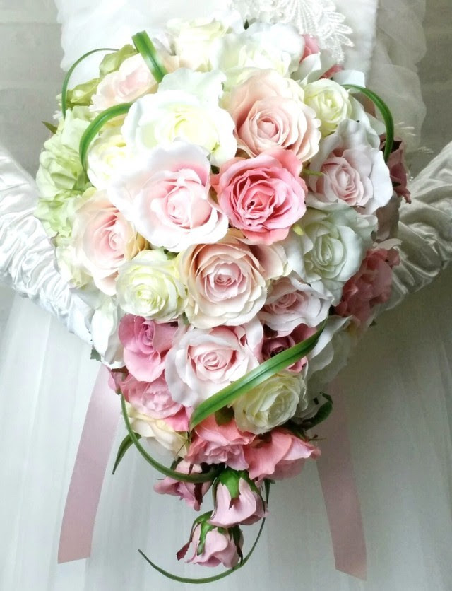 a0022 ソフトピンク 白薔薇 パールレーンのセミキャスケードブーケ 結婚式 ブーケ ウエディングブーケ ブライダルブーケ アートフラワー ブーケ 造花 は アトリエミント 大阪