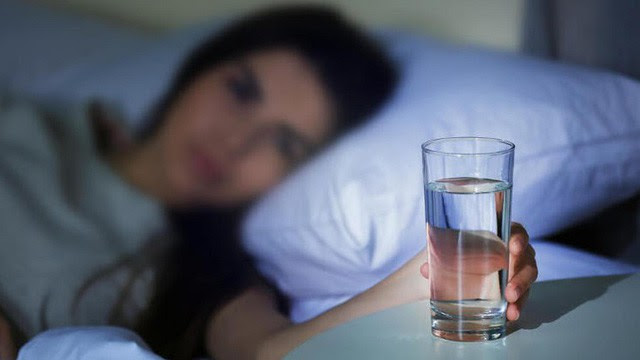 Dù có thế nào cũng không nên uống nước ở 5 thời điểm này - Ảnh 4.
