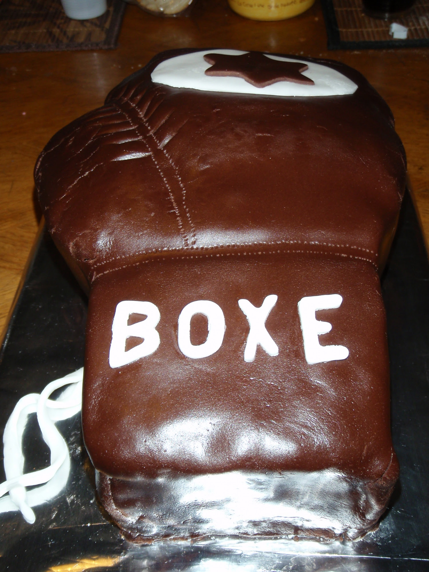 Gant De Boxe Decore En Pate A Sucre Gout Chocolat Les Gateaux De Maya