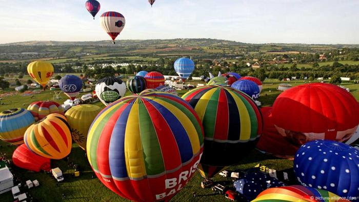 Bristol Balloon Fiesta.Hot air balloons take to the sky during the Bristol Balloon Fiesta at Ashton Court, Bristol. Picture date: Friday August 10, 2007. Up to 100 balloons took part in this mornings launch from the Ashton Court Estate and flew over the city of Bristol. Photo credit should read: Anthony Devlin/PA Wire URN:4913882 +++(c) dpa - Report+++
