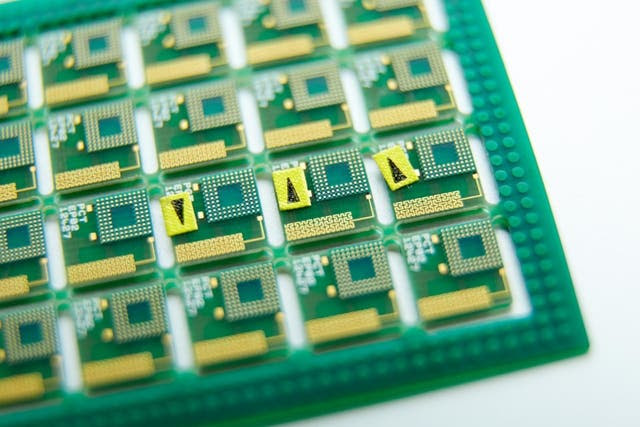 Una plancha con las antenas fractales que van dentro de los celulares modernos
