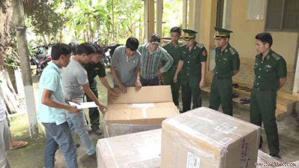  Lực lượng chức năng đang kiểm đếm số tân dược bị thu giữ Ảnh: Hoa Trần