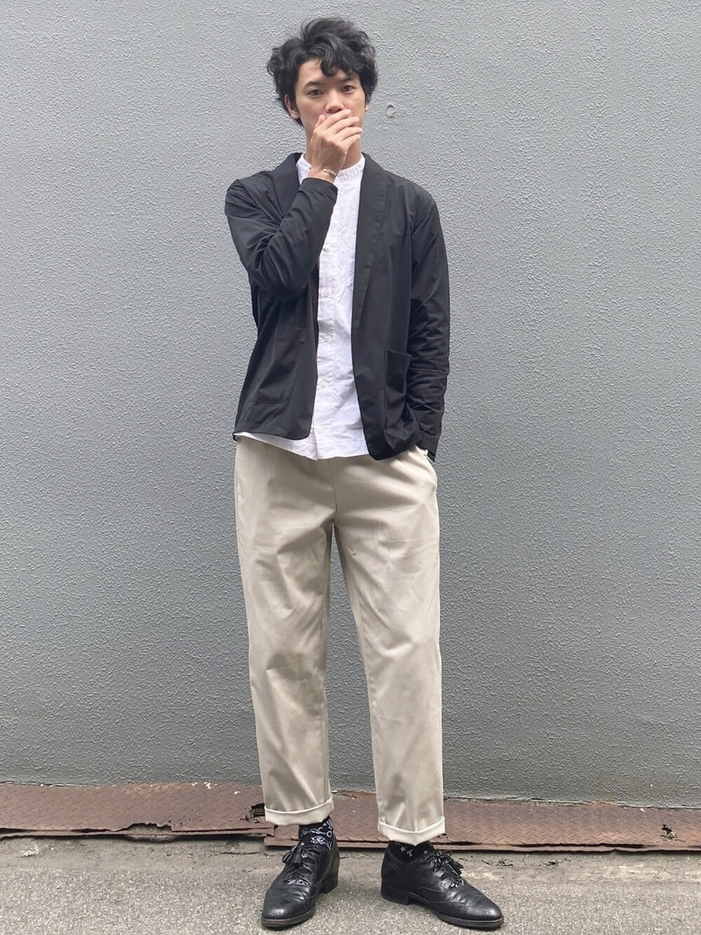 カーディガン 黒 のメンズの着こなし 人気の黒のカーディガンを紹介