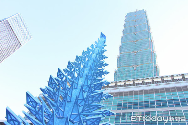 ▲12米冰晶聖誕樹11/30登場 冰雪奇緣嘉年華免費5景點好好拍。(圖/記者黃士原攝)