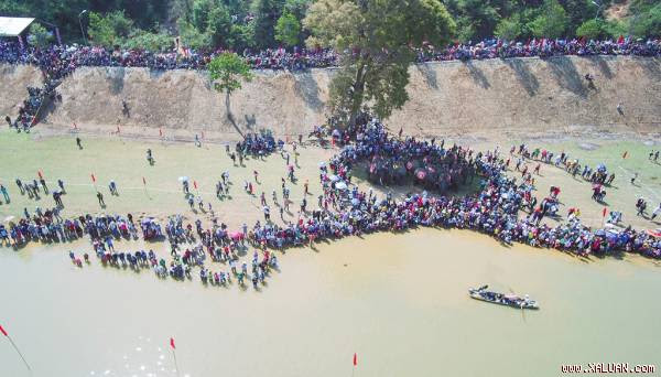 Sáng 12/3, lễ hội đua voi và thuyền độc mộc nằm trong khuôn khổ Lễ hội cà phê Buôn Ma Thuột lần 6 và Liên hoan văn hóa cồng chiêng năm 2017 được tổ chức tại huyện Lắk (Đắk Lắk). Có 13 chú voi