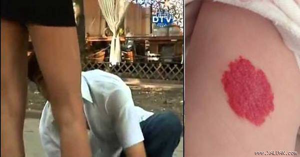 Lão hàng xóm cứ thấy mình là cởi quần khoe chỗ đó