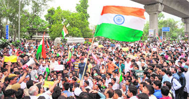 Supporters of Anna Hazare raise slogans outside Chhatrasal Stadium in ...