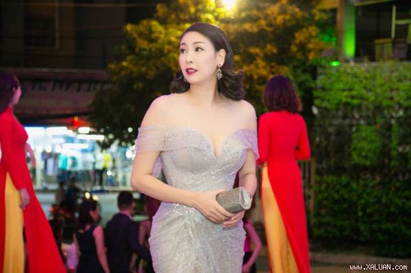 Hà Kiều Anh thu hút sự chú ý trong bộ váy dạ hội có chất liệu xuyên thấu