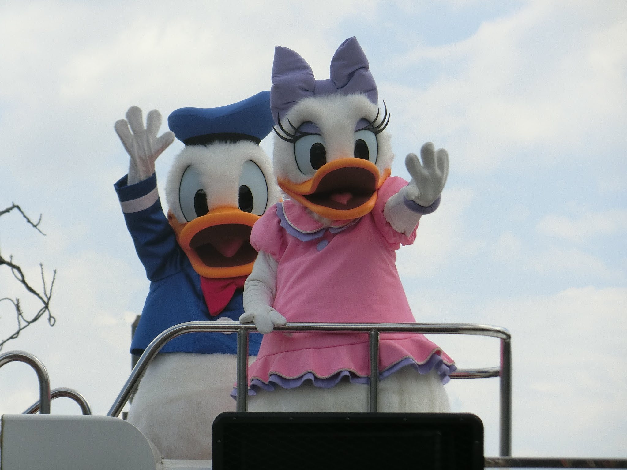 別府公園がかつてないほどの人だかり ディズニーパレードで行ってきました ドナルド デイジー多め トリサポ