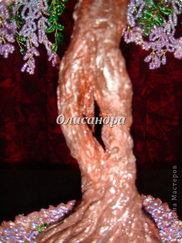 Мне очень нравятся глицинии... 
Глици́ния (от греч. γλυκός — сладкий), или висте́рия (лат. Wistéria) — род высоких древовидных вьющихся субтропических растений из семейства Бобовые с крупными кистями душистых лиловых цветков. Широко используется в ландшафтном дизайне. 

Давно мечтала сделать такое дерево из бисера, но не могла решиться... Теперь понимаю, что это было не с проста... Глициния- безумно трудоемкое и "долгоиграющее" дерево... ,и если бы я делала его для себя, то процесс создания занял бы не один месяц... по чуть-чуть... не спеша...
Но я делала его в подарок , поэтому времени было очень мало... Каждый день вспоминала Золушку и рабыню Изауру..., жалела себя и в голове крутилось только одно слово... "кошмар"...Как я могла в это вписаться? 
И все-таки, я его сделала... и назвала "Кошмариком"...

Если еще не очень вас напугала и вы хотите повторить мой "подвиг"... , рассказываю, как это было.... Фото 65