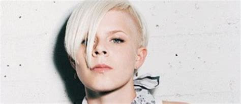 Juni 1979 in stockholm), besser bekannt als robyn, ist eine schwedische popsängerin, songwriterin und musikproduzentin. Robyn Bio