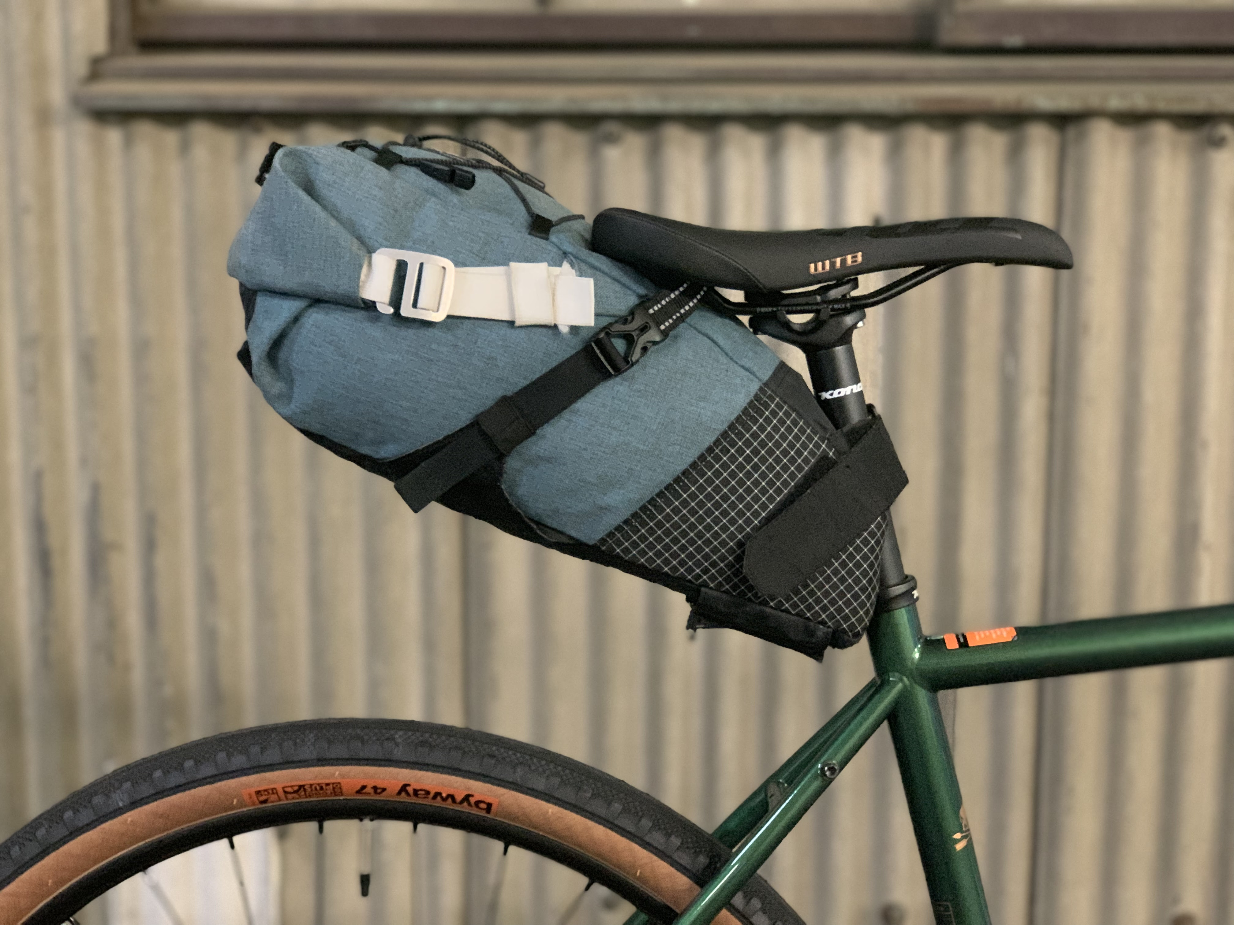 街乗りから旅まで Cmmやomm Bikeにも 大型サドルバッグ Clamp クランプ