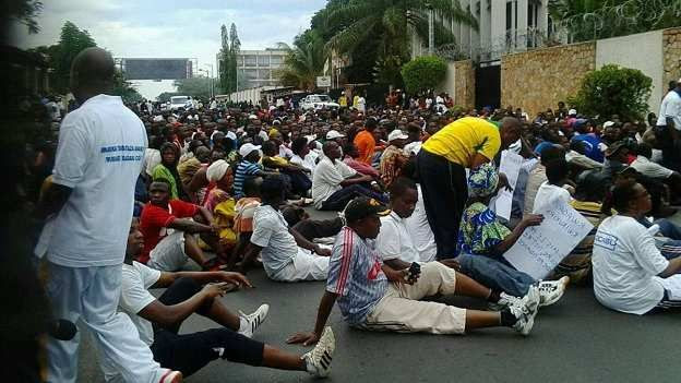 abayoboke b'ishyaka CNDD FDD bari mu myigaragambyo imbere y'ambasade y'Ububiligi i Bujumbura kuri uyu wa gatandatu taliki ya 10/10/2015