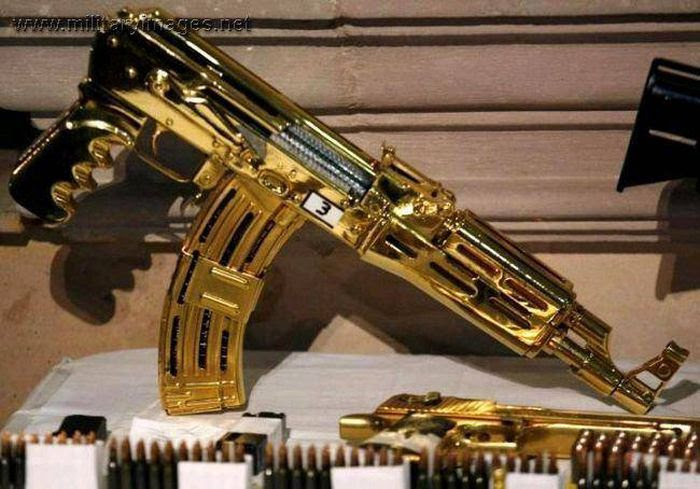 أسلحة آلية مصنوعة من الذهب