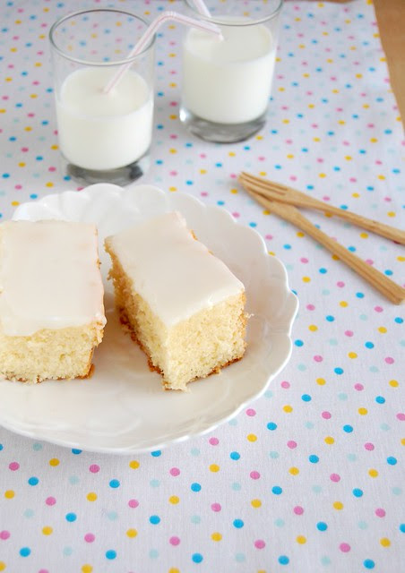 Super tender coconut cake with coconut icing / Bolo de coco super macio com cobertura de coco