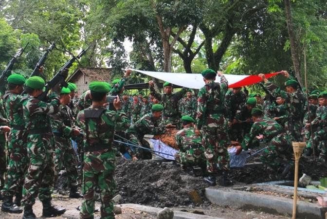 Dandim Pimpin Upacara Pemakaman Danramil 0805/11 Widodaren, Ngawi
