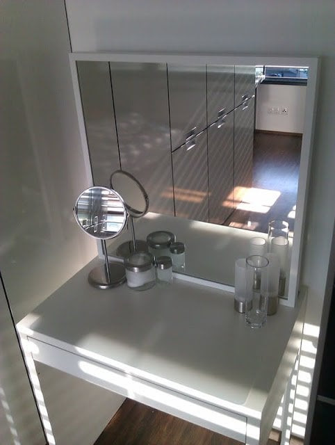 compact makeup table