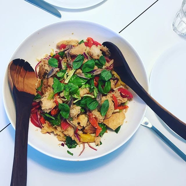 Panzanella Toskanischer Salat Aus Brot Tomaten Und Paprikaschote Im Kochbuchtest Jamie Oliver Genial Italienisch Kuchen Oder Weltfrieden Kochbuchtests Und Der Kochbuch Podcast
