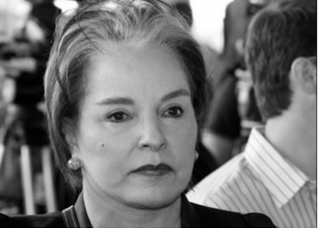 dona iris preto e branco